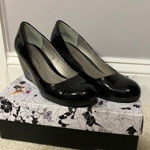 Chinese Laundry black patent NIMA wedge. Size 8